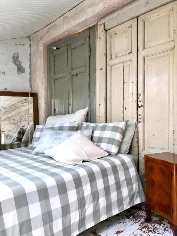 Postel nebo postele na pokoji v ubytování Charming and Design Attic Loft Central Milan in coolest area Navigli Ticinese