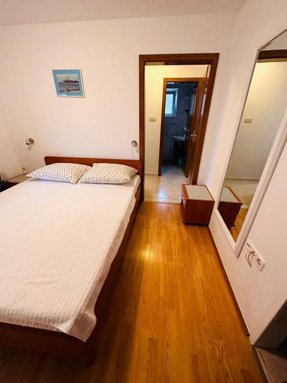 Postel nebo postele na pokoji v ubytování Apartments with parking spaces Vodice - 18428