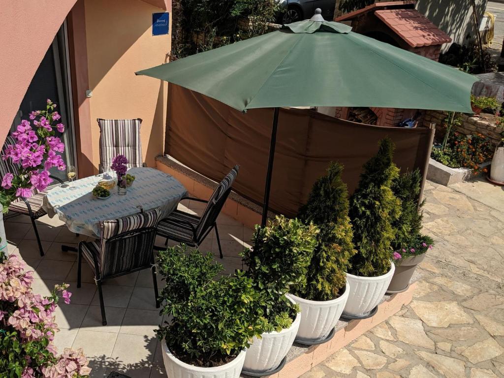 Zahrada ubytování Apartments with parking spaces Vodice - 18428