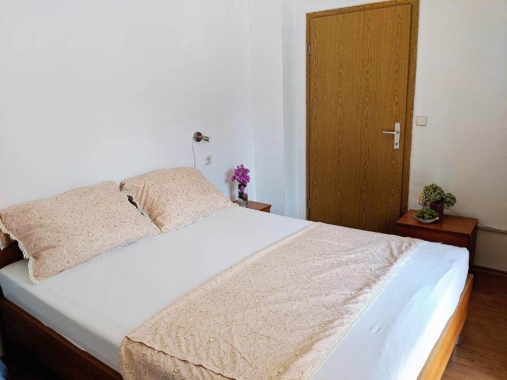 Postel nebo postele na pokoji v ubytování Apartments with parking spaces Vodice - 18428