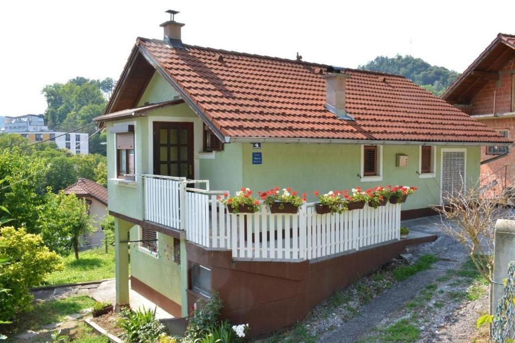 een klein huis met bloemen op een balkon bij Apartments with a parking space Krapinske Toplice, Zagorje - 20688 in Krapinske Toplice