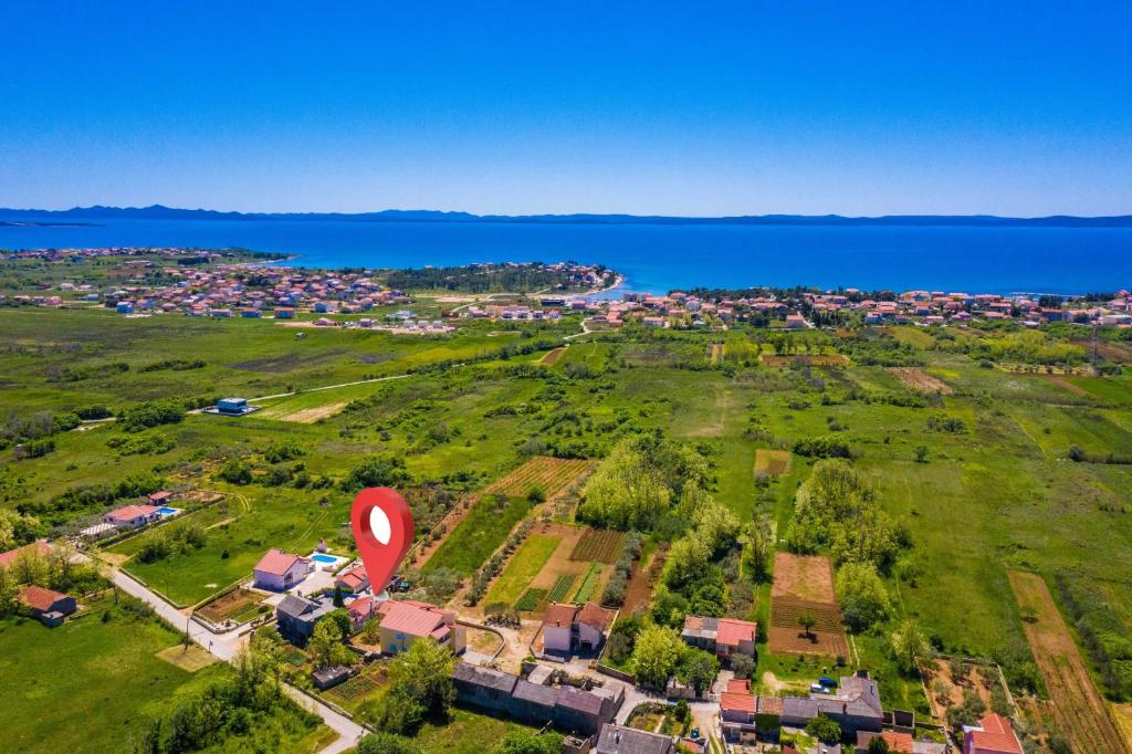 une vue aérienne d'une ville avec un marqueur rouge dans l'établissement Holiday house with a parking space Privlaka, Zadar - 21225, à Privlaka