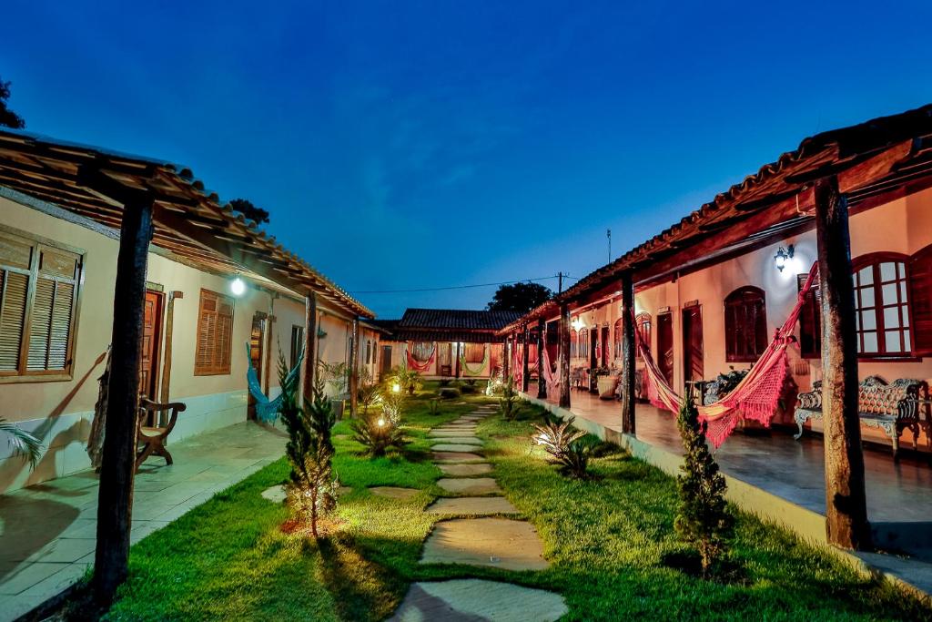 un patio de un edificio antiguo con un camino en Quatro Estações Pesqueiro e Hotel Fazenda en Esmeraldas