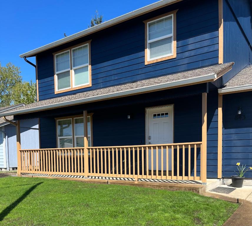 una casa azul con una valla de madera en Teak- a North Albany family home, en Albany