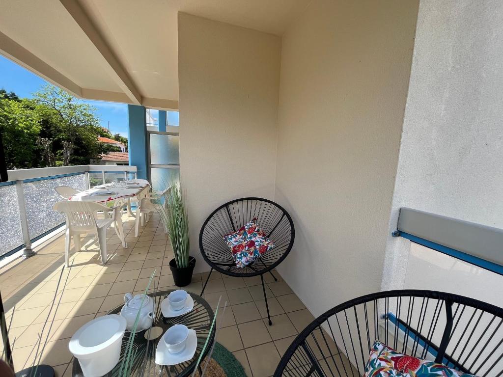 einen Balkon mit einem Tisch und Stühlen auf einer Terrasse in der Unterkunft Appartement Arcachon, 2 pièces, 4 personnes - FR-1-374-115 in Arcachon