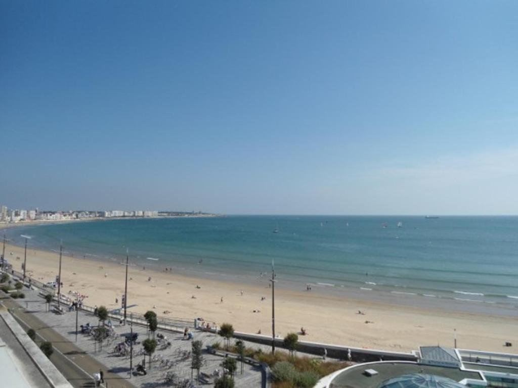 Photo de la galerie de l'établissement Appartement T3 aux Sables d'Olonne, Face Plage, 3 Chambres, 6 Pers. - FR-1-331-24, à Les Sables-dʼOlonne
