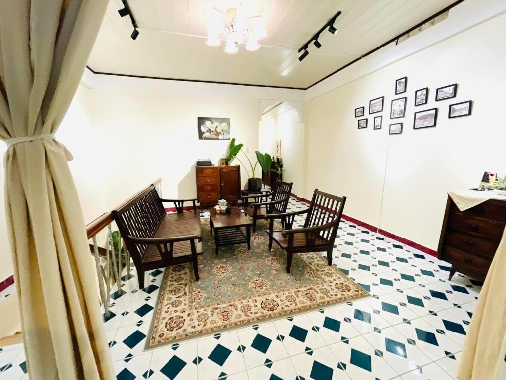 a dining room with a table and chairs at Thanh Xuân House in Xuan An