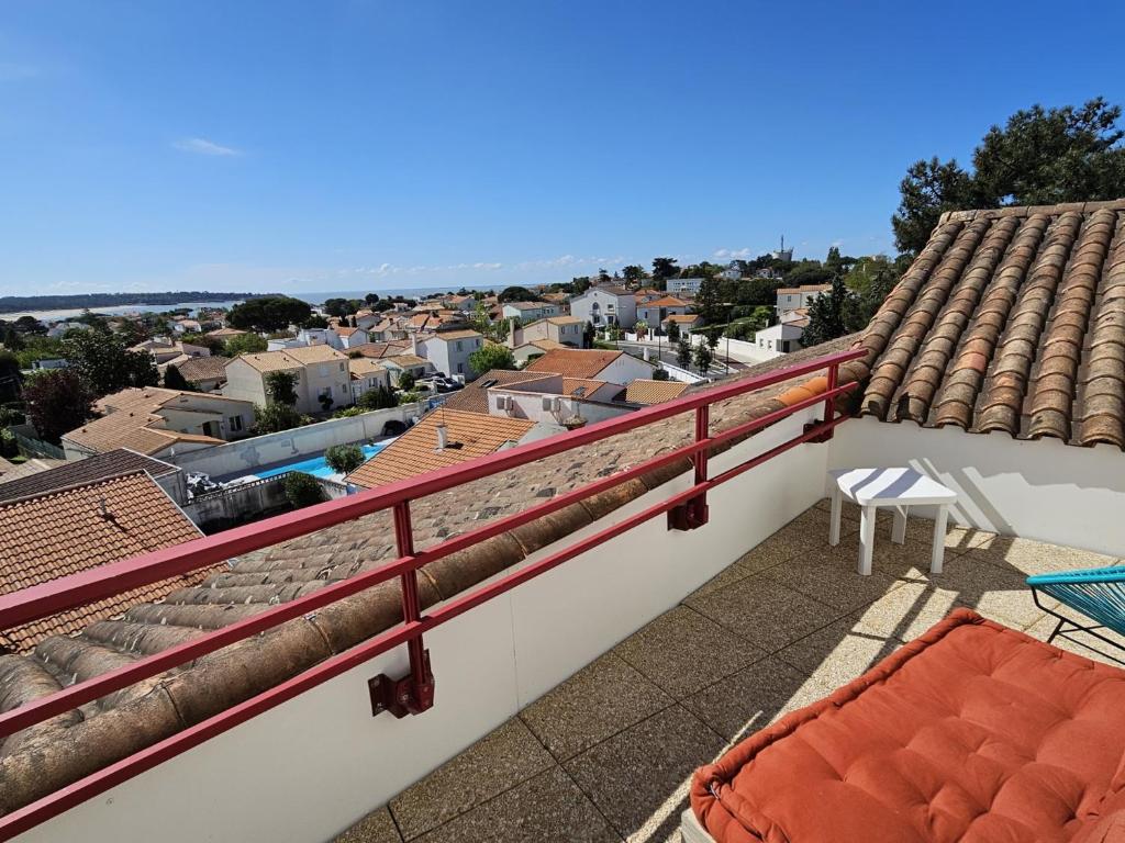 un balcon avec vue sur une ville dans l'établissement Superbe duplex à 200m de la plage avec terrasse et garage - FR-1-71-99, à Saint-Georges-de-Didonne