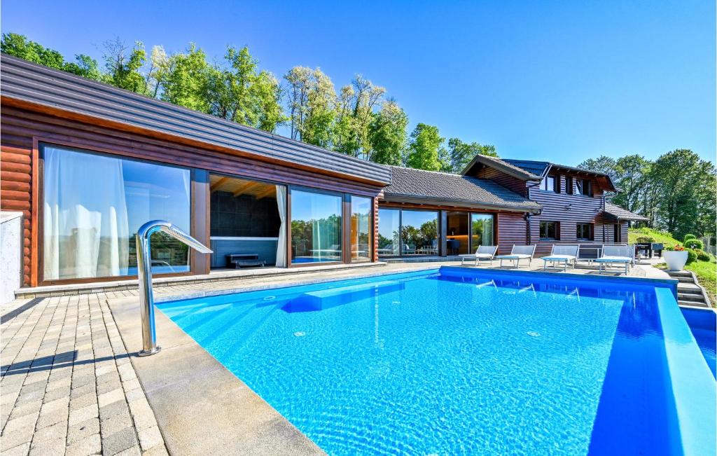 - une piscine dans l'arrière-cour d'une maison dans l'établissement Four-bedroom Holiday Home, à Lepajci