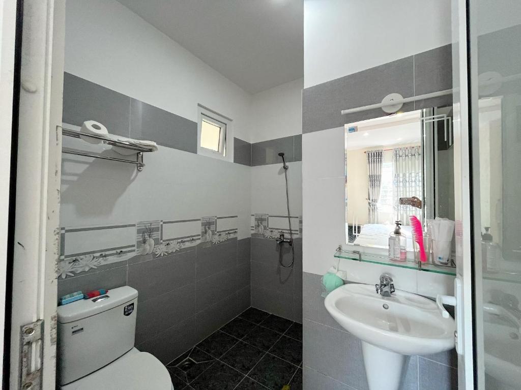 y baño con aseo y lavamanos. en Phương Thảo Motel (phòng đơn), en Vung Tau