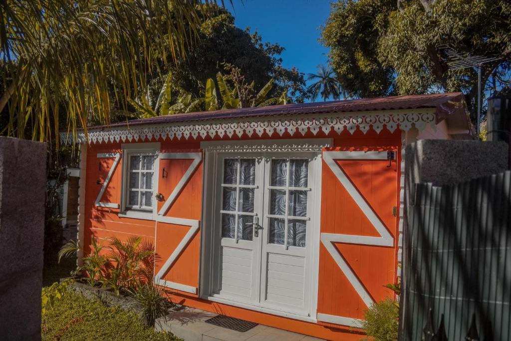 Το κτήριο όπου στεγάζεται  η παραθεριστική κατοικία