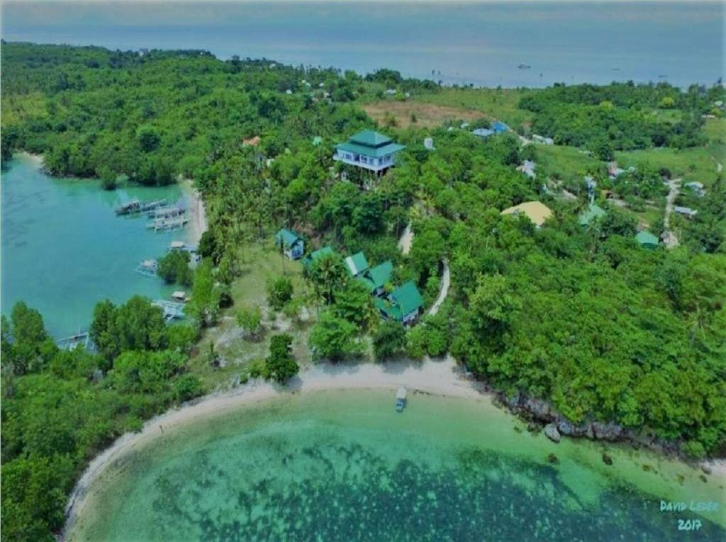 uma vista aérea de uma casa numa ilha na água em Zhang Resort and Dive Center OPC em Malapascua Island