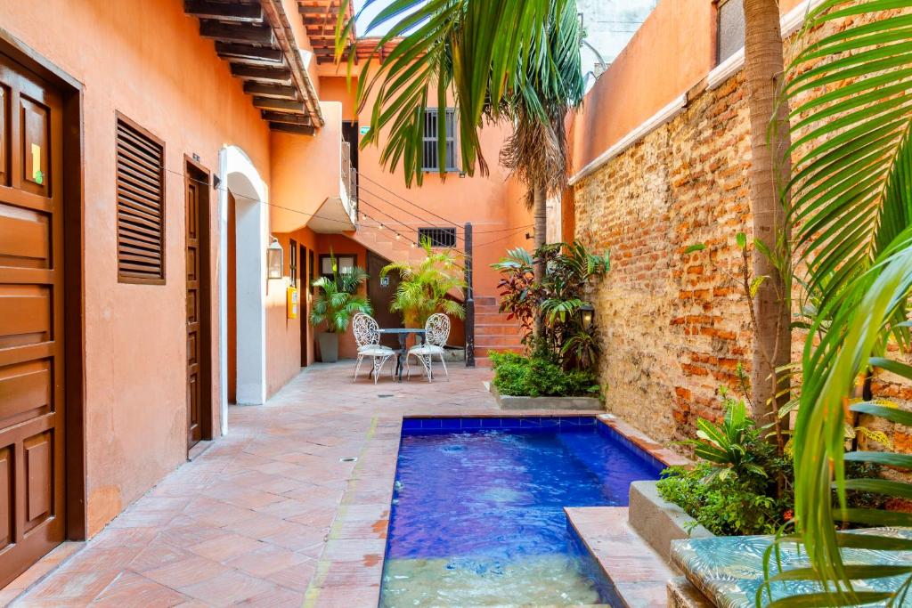 a swimming pool in the courtyard of a house at Gagaka Rua hostel in Santa Marta