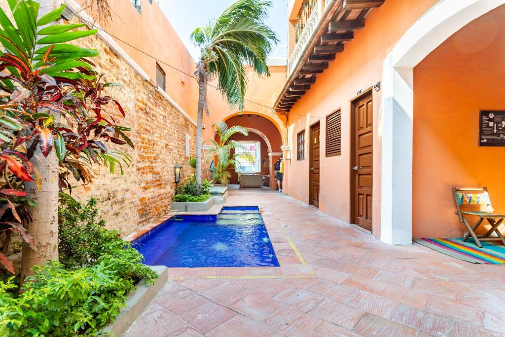 ein Innenhof mit einem Swimmingpool in einem Gebäude in der Unterkunft Gagaka Rua hostel in Santa Marta