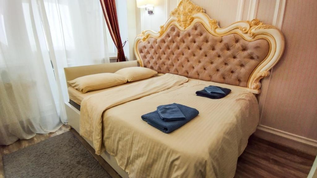 Guest House Гостевой Дом في كيشيناو: غرفة نوم عليها سرير وفوط زرقاء