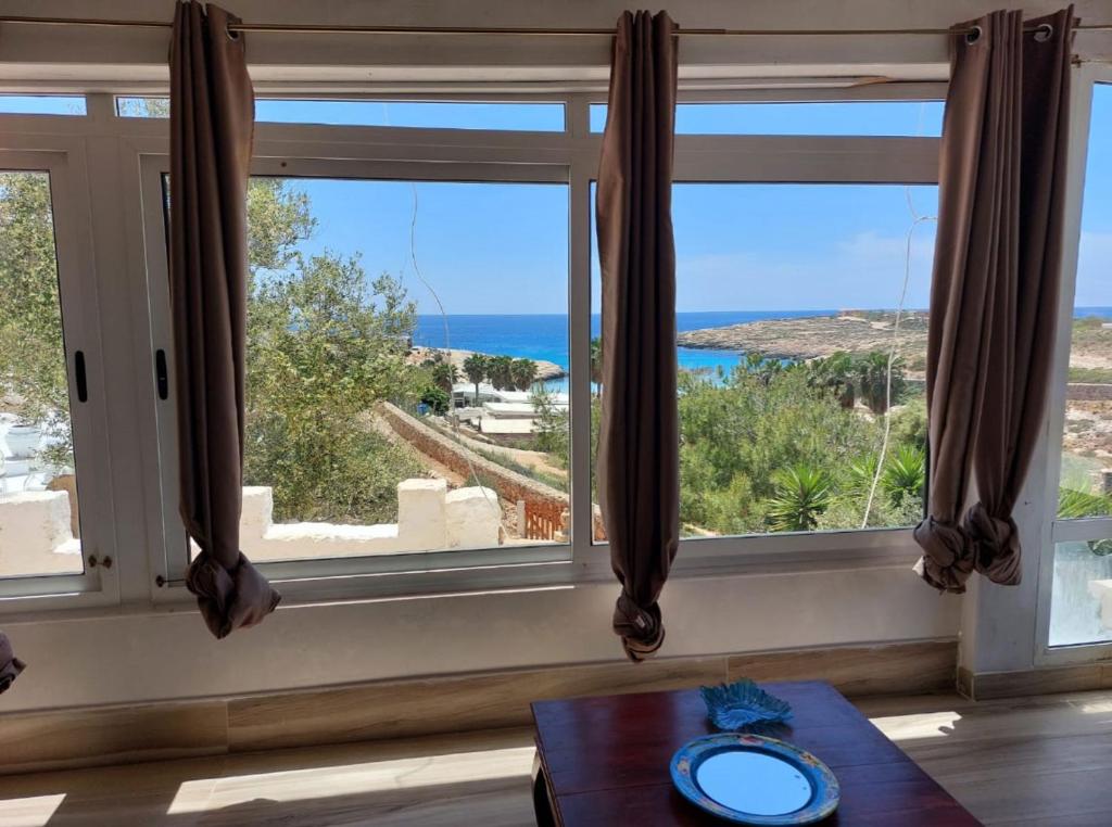 - une fenêtre avec vue sur l'océan dans l'établissement Ianira - Le due Lune, à Lampedusa
