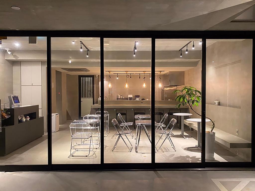 那覇市にあるmaejima Hotelの部屋にテーブルと椅子のあるキッチン