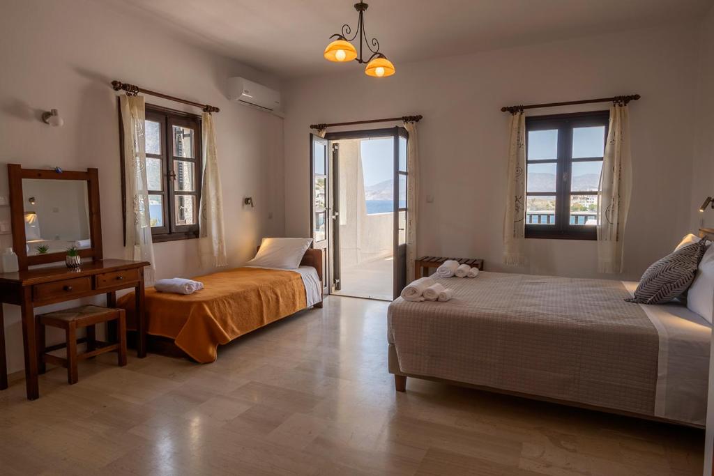 Кровать или кровати в номере Pelagos Seafront Accommodation - Maria