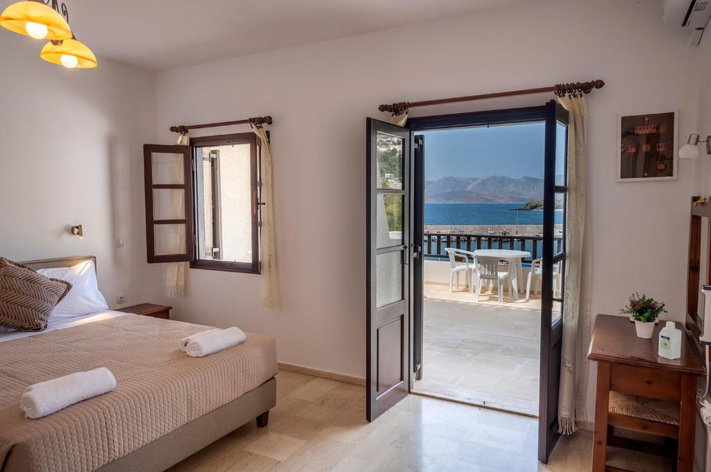 Кровать или кровати в номере Pelagos Seafront Accommodation - Maria
