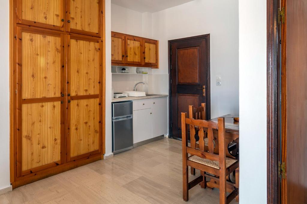 Кухня или мини-кухня в Pelagos Seafront Accommodation - Maria
