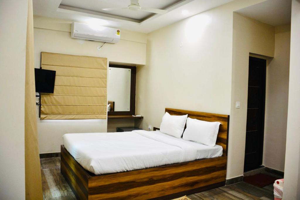 Tempat tidur dalam kamar di Hotel Royal Residency