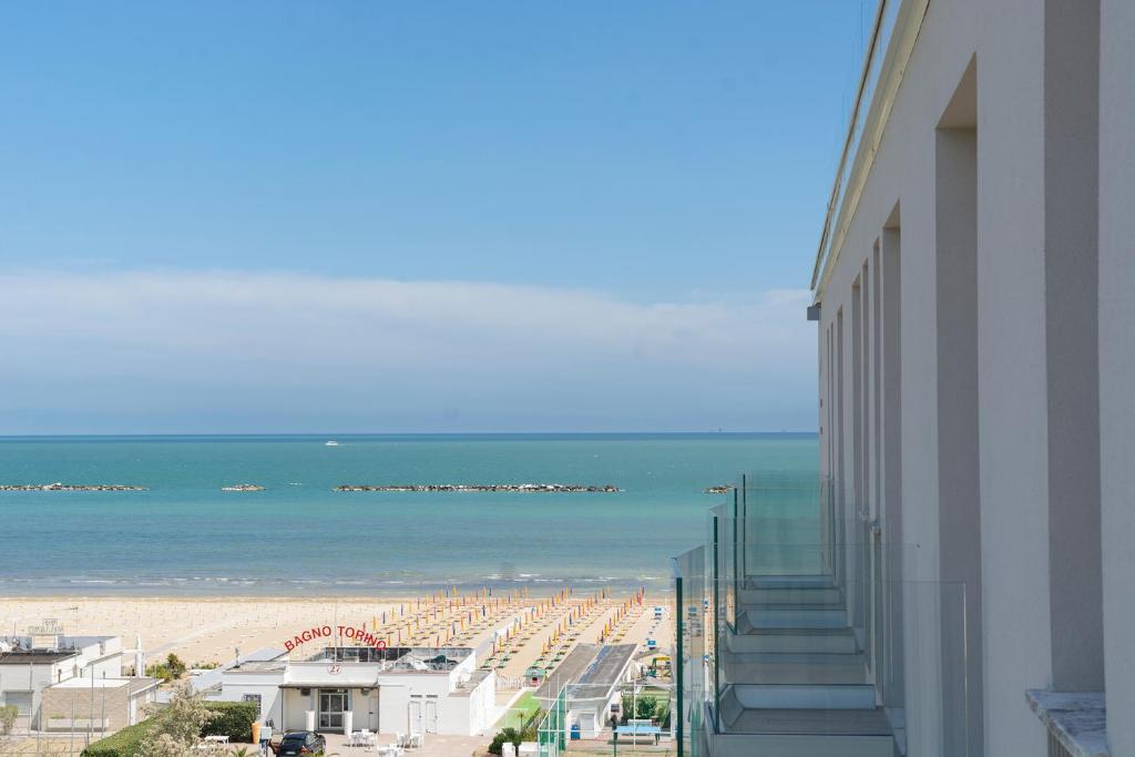 uma vista para a praia a partir de um edifício em Hotel Atlas em Cesenatico