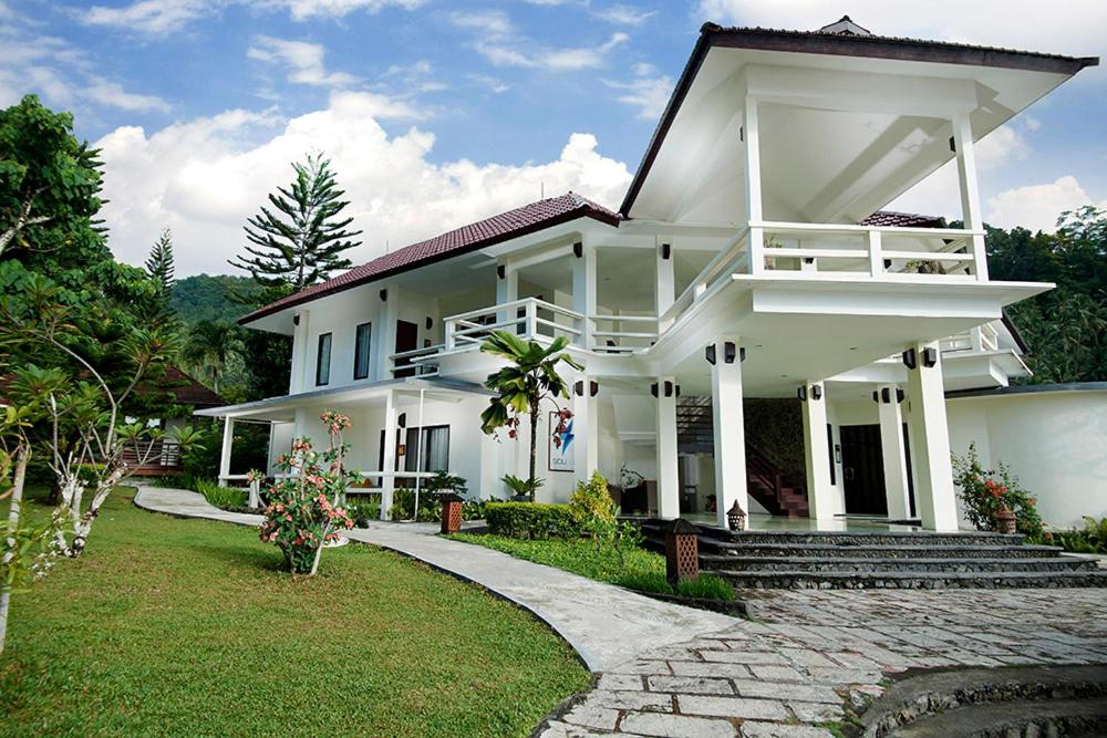 uma casa branca com um caminho que a conduz em Solitude Lembeh Resort em Girian