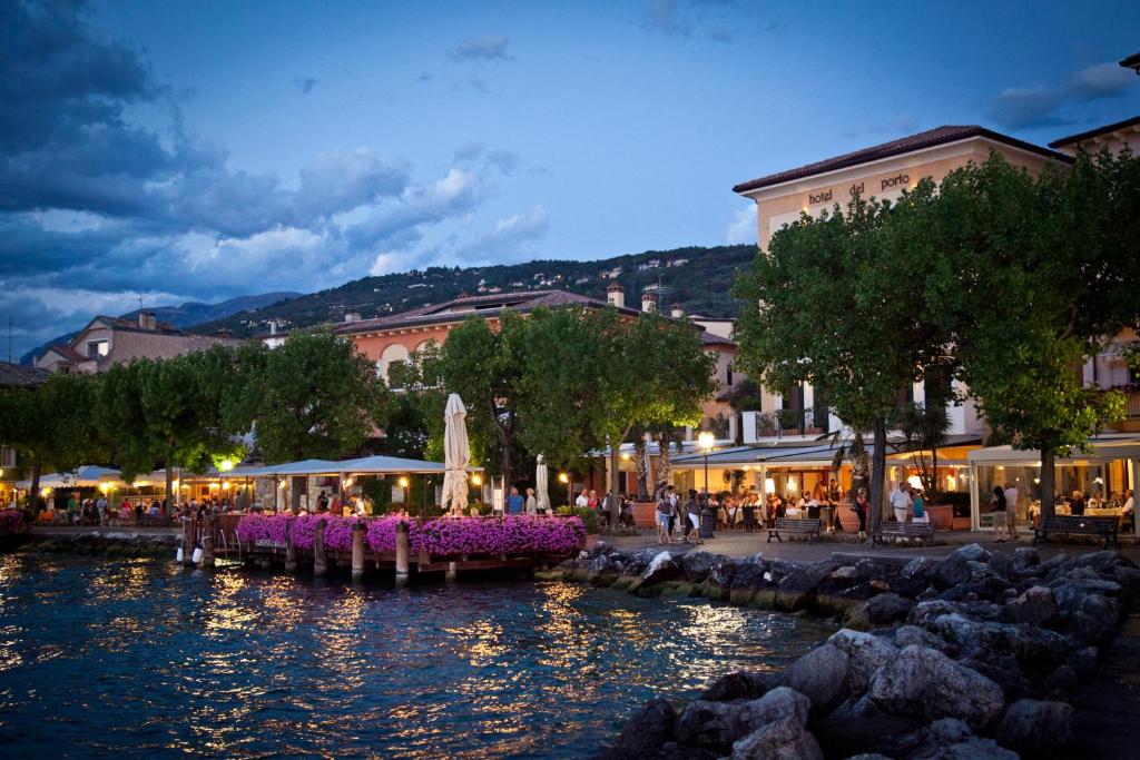 トッリ・デル・ベーナコにあるHotel Del Portoの夜の街にある川のある町