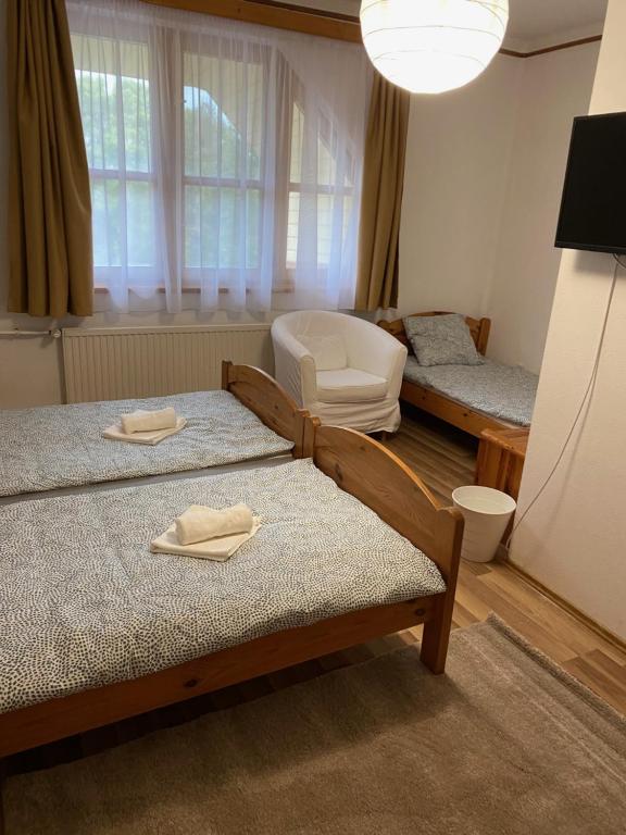 Postel nebo postele na pokoji v ubytování Global Apartmanház