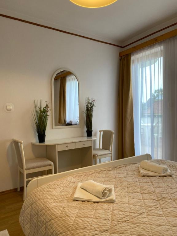 Postel nebo postele na pokoji v ubytování Global Apartmanház