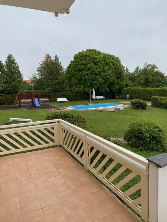 Bazén v ubytování Global Apartmanház nebo v jeho okolí