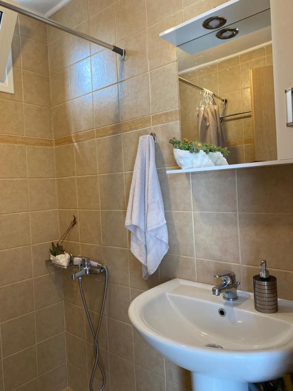 a bathroom with a sink and a mirror at La casa de campo in Heraklio