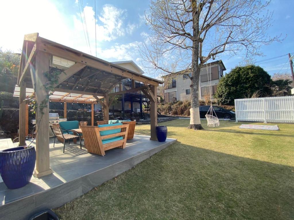 Zahrada ubytování 2SLDK駐車場、芝生東屋付き、BBQ、大室山と海遠望伊豆高原5分