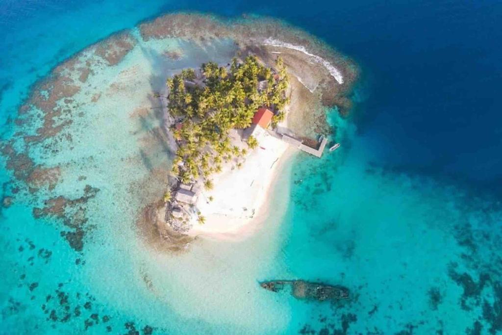 an aerial view of an island in the ocean at Private Room in San Blas in Wagsalatupo Grande