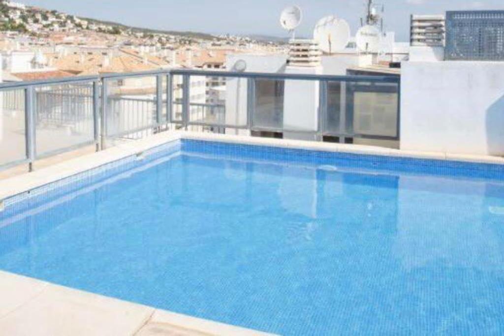 uma grande piscina no topo de um edifício em Peñiscola centro capri em Peníscola