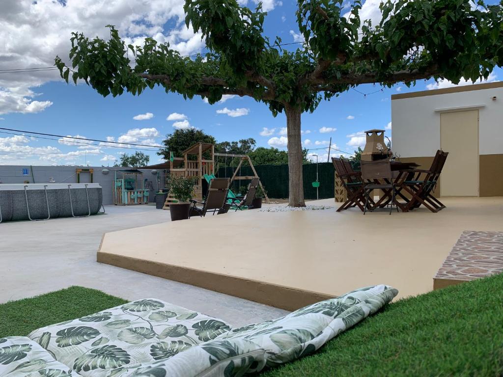 Vonkajšia záhrada v ubytovaní Casa Enric , con zona infantil, piscina y parking privado