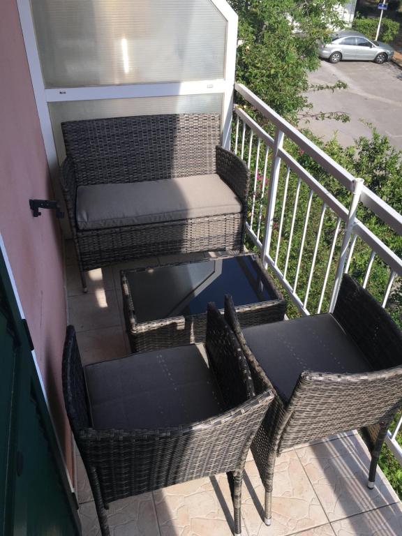 Balkón alebo terasa v ubytovaní Apartmani Dušanka