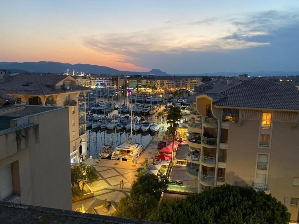 - une vue sur un port avec des bateaux dans une ville dans l'établissement Duplex Fréjus Plage, 2' plage et commerces, à Fréjus