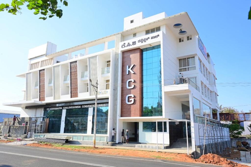 um grande edifício branco com um cartaz em KCG Residency em Mysore