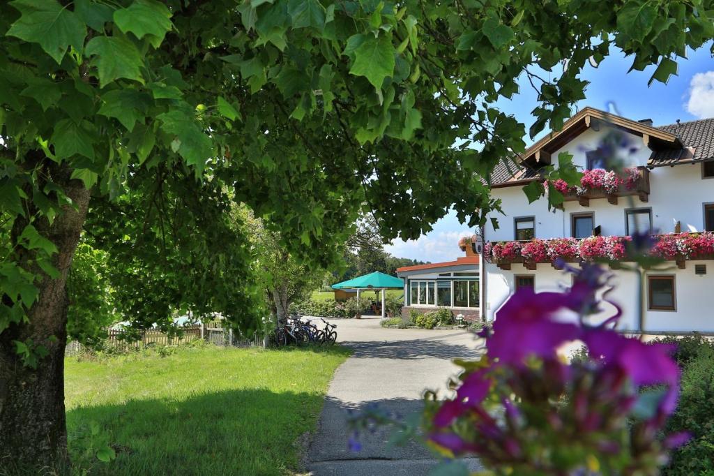 ein Haus mit Blumen davor in der Unterkunft Landgasthof Zum Sägwirt in Eggstätt