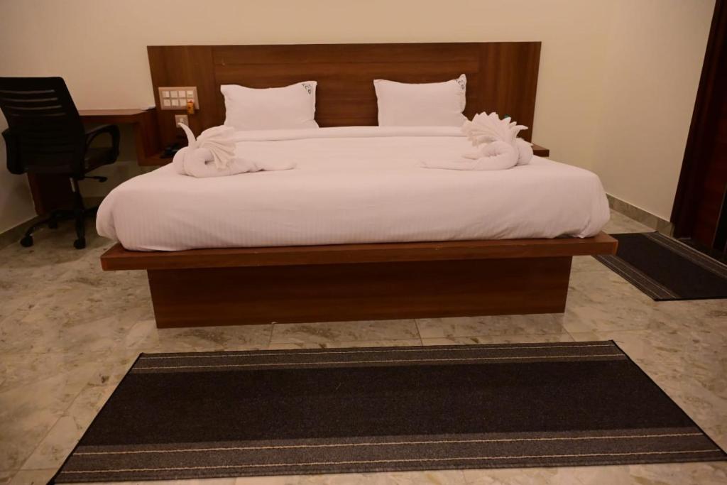 Postel nebo postele na pokoji v ubytování KCG Residency