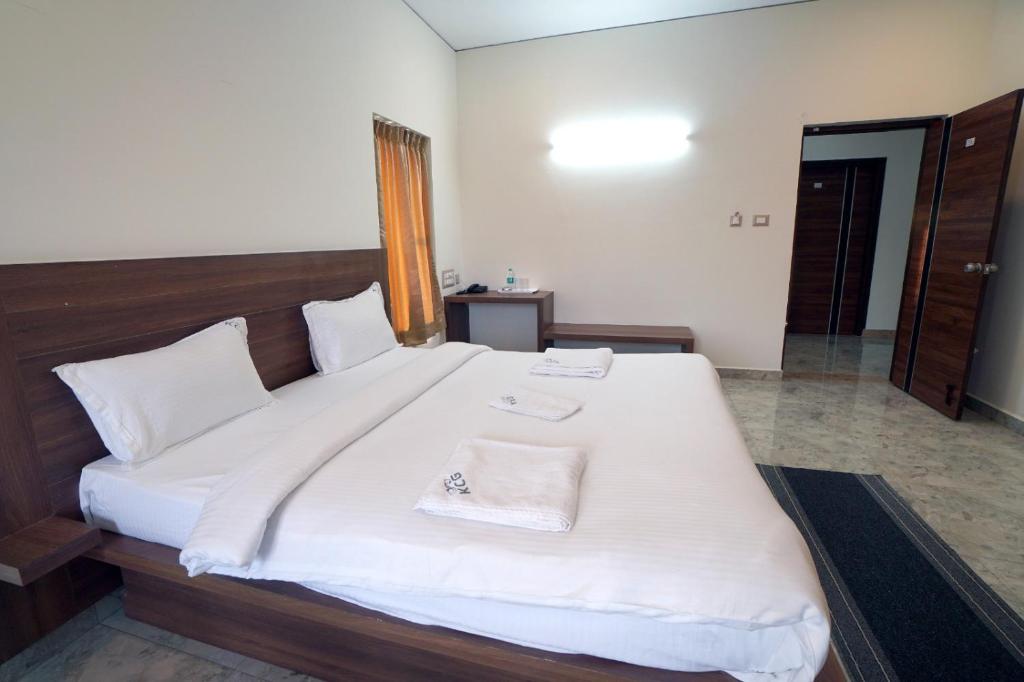 Postel nebo postele na pokoji v ubytování KCG Residency