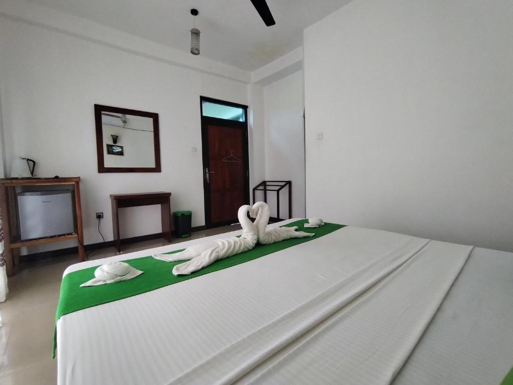 Postel nebo postele na pokoji v ubytování Village Mango Resort Yala