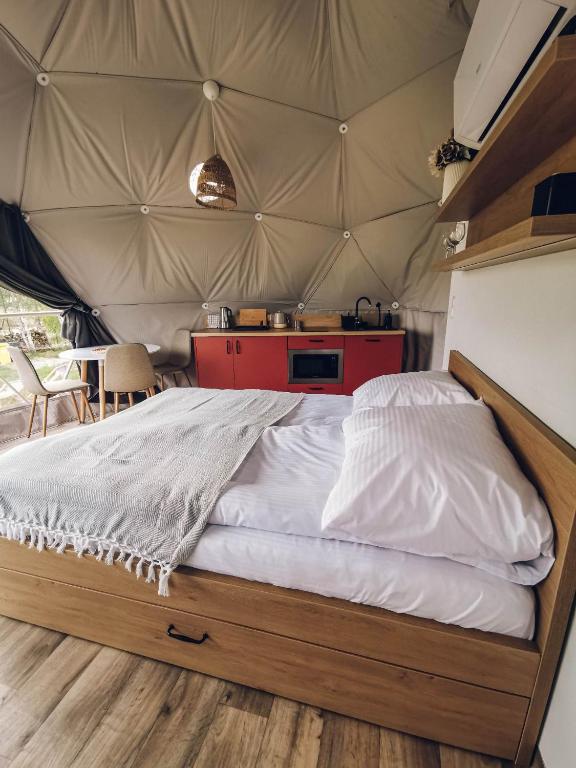 Postel nebo postele na pokoji v ubytování Glamping Biała Czapla z balią nad jeziorem czorsztyńskim