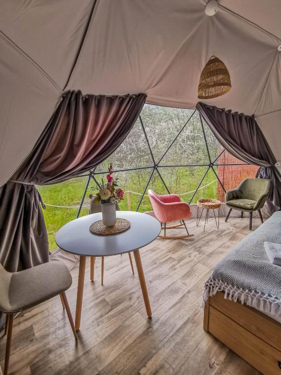 Postel nebo postele na pokoji v ubytování Glamping Biała Czapla z balią nad jeziorem czorsztyńskim