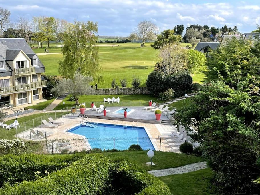 an aerial view of a house and a swimming pool at La terrasse du golf in Port-en-Bessin-Huppain