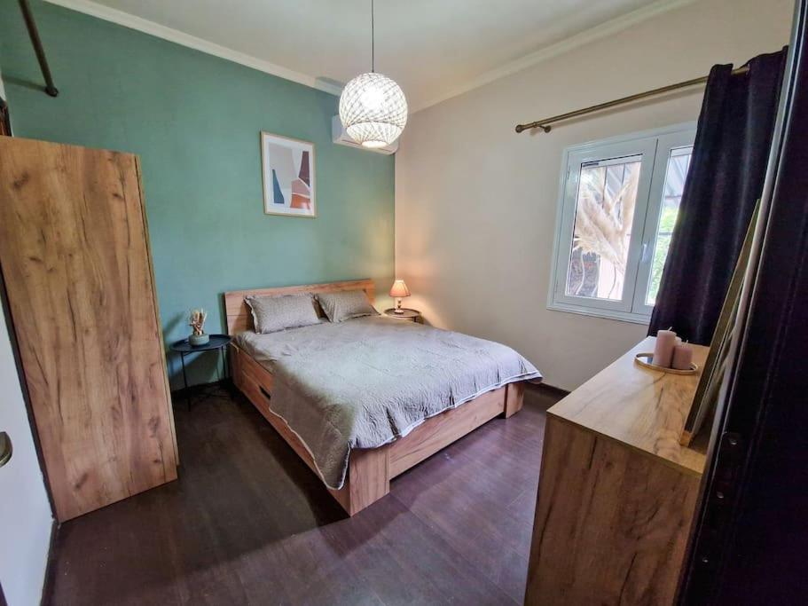 1 dormitorio con 1 cama en una habitación con ventana en Night Flower Villa en Káto Korakiána
