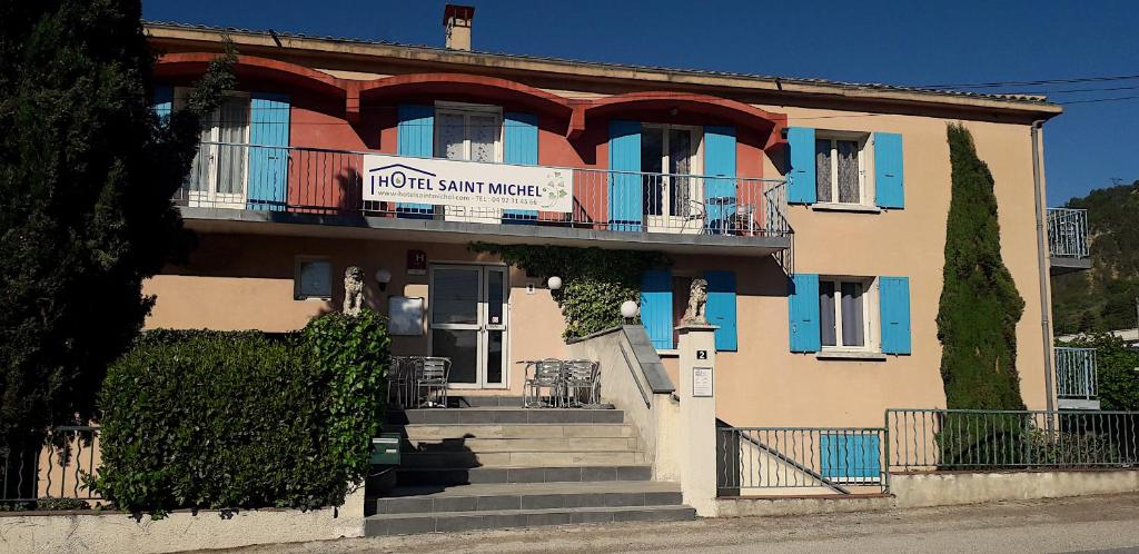 uma casa com um sinal na frente dela em Hôtel Saint Michel em Digne-Les-Bains