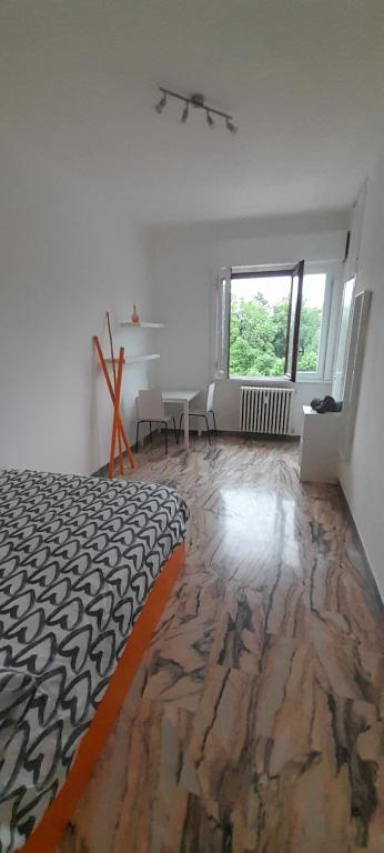 Habitación con cama, mesa y ventana en I feel orange, en Legnano