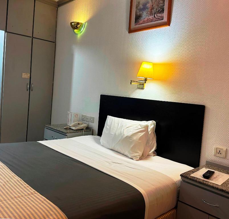 Postel nebo postele na pokoji v ubytování Grand Astoria Hotel